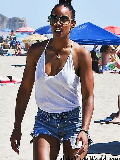 Kelly Rowland Braless Photos