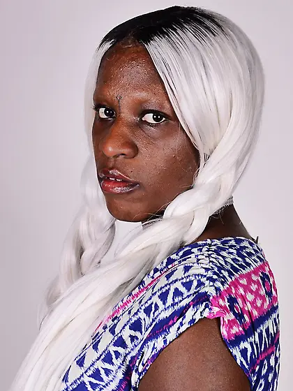 Platinum blonde woman with black skin shows how her pussy looks