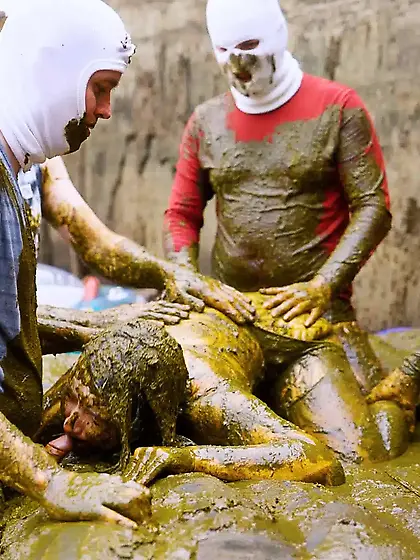 Rada Brewer as Arielle, the Little Dung Maid