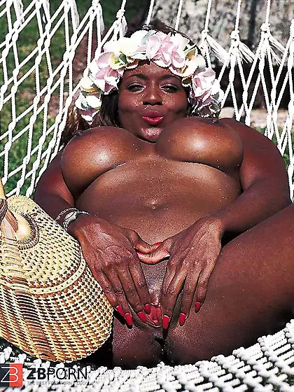 Big-Boobed Dark-Hued stunner Anna beach nudes in Tahiti