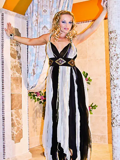 Cute blonde bimbo Silvia Saint is demonstrating her awesome natu