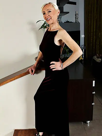 Short haired mature honey Tina M shows her nude body in living r