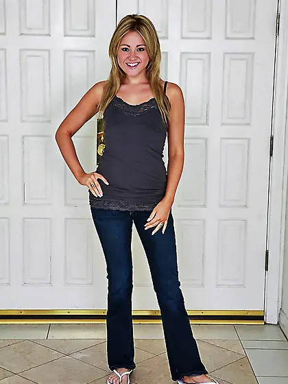 Hot blonde bitch Sindee Jennings blows her lovrer's schlong