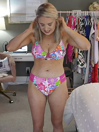 Blonde Bikini MILF Andrea