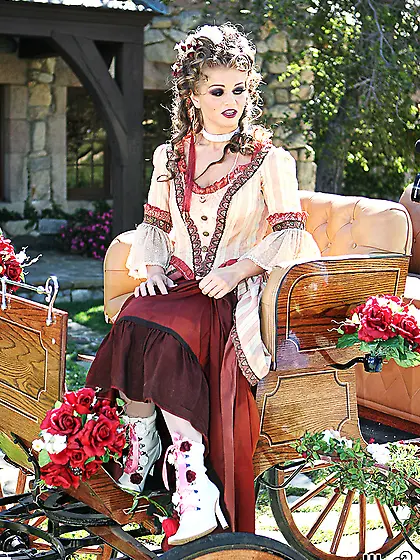 Curly hair siren is going to showcase her body on a carriage