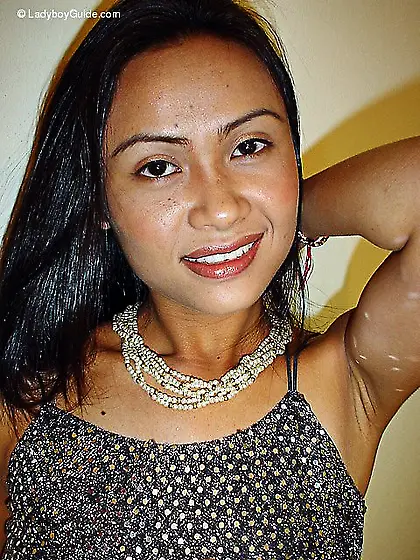 Sexy tranny slut gives head