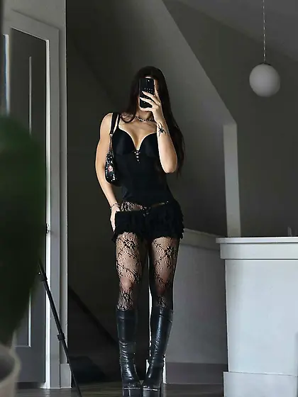 how would you break bratty fit goth hottie kendal?