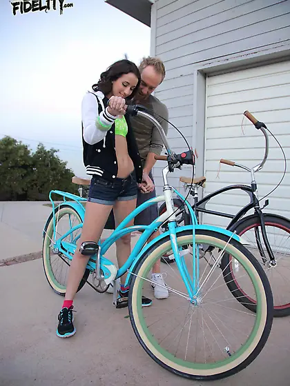 Sweet teen babe shows