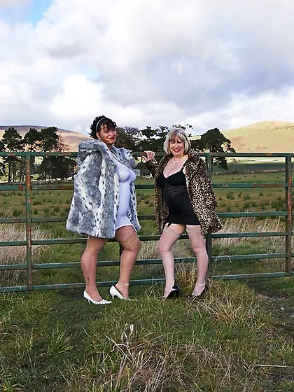 Exhibitionist Speedy Bee from United Kingdom