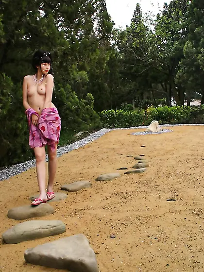 Exotic babe in a traditional Japanese garb decides to pose naked