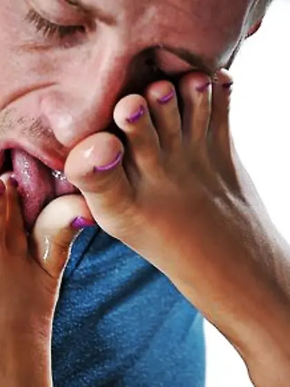 Barefoot blonde stunner enjoys having her toes sucked by the stu