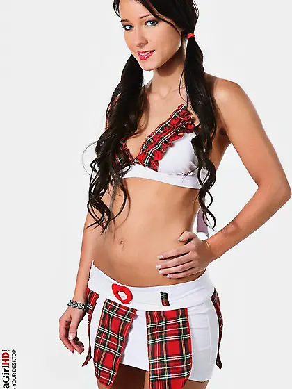 Foxy brunette Melissa Mendiny is going to take off her tight fit