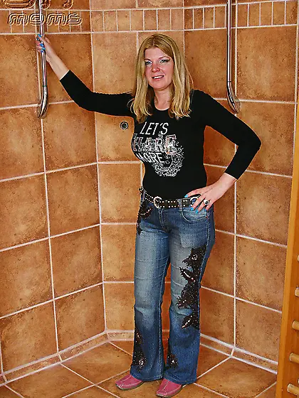 Blonde mom posing naked