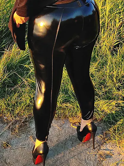 MissBigButt in the countryside