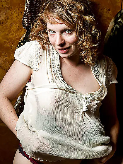 Amateur hottie showing what she can offer in terms of bushes