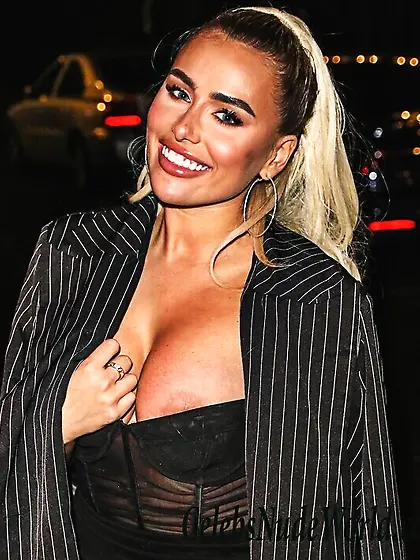 Ellie Brown Cleavage