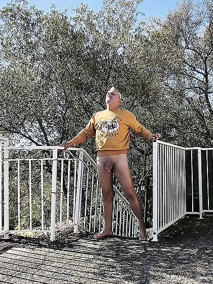 Nu sur la terrasse phtographier par un voisin