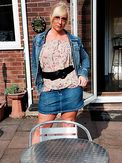 Lingerie Striptease Melody from United Kingdom