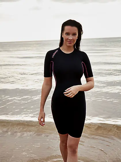 Brunette flashes fantastic tits and lays down on red beach to sp