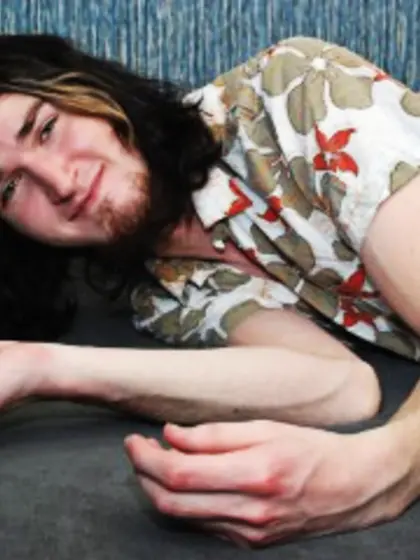 Brunette hallet perform close