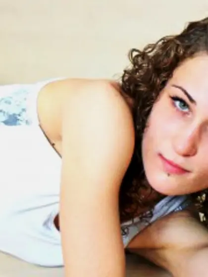 Brunette emmalive20 perform dancing