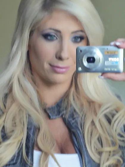 This super hot lady shows off her beautiful body and gets down t