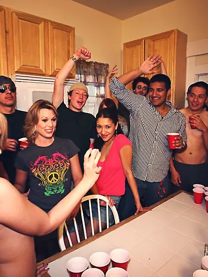 Sex-hungry blonde babe gathers all her friends to get her desire