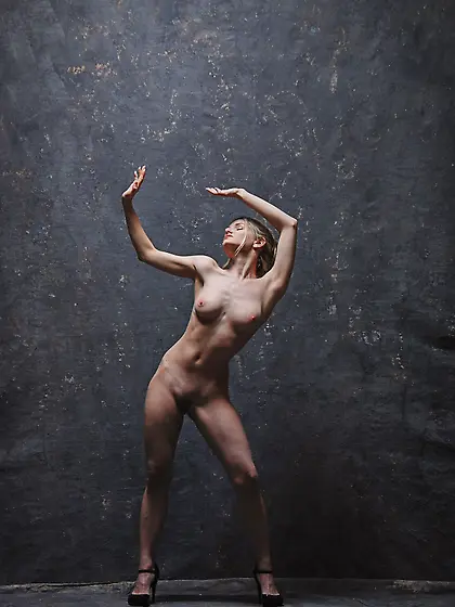 Steaming sexy blonde model chick Liz Ashley is demonstrating her