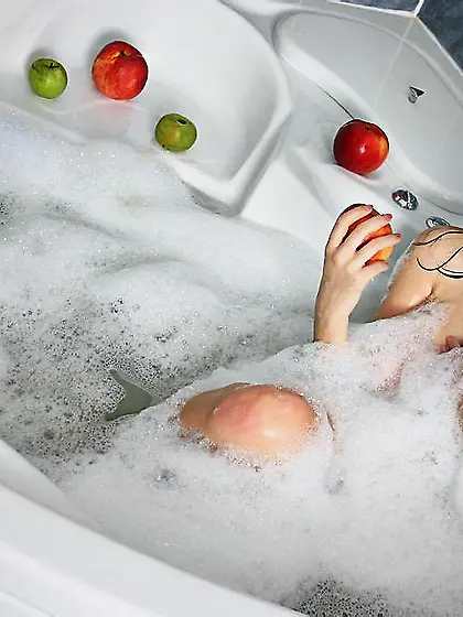 Big breasted teen chick Felicity Fey teases us nude in her bath