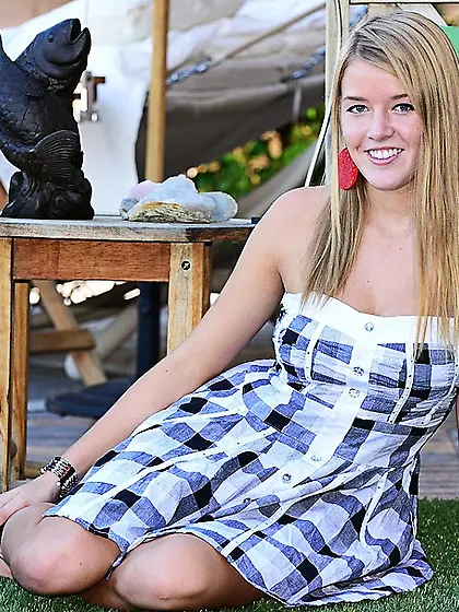 Blonde hottie bends shows