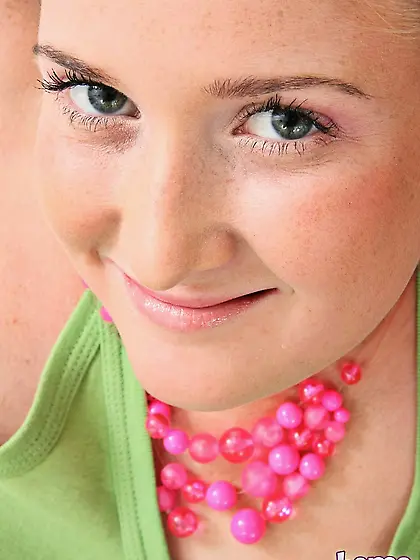 Good whore shows her great feet during dildo banging in HQ