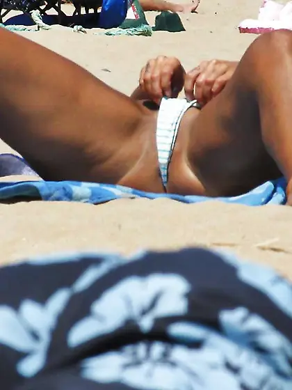 Beachvoyeur with zoom is it super-steamy ???