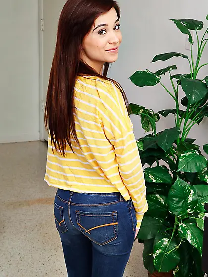 Kelly Kitty slid down her tight jeans and got on the bed and und