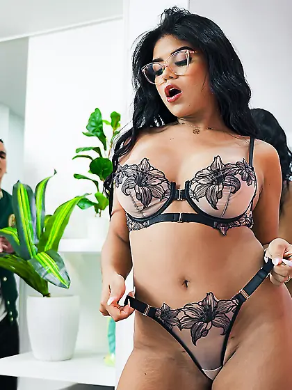 Raven-haired MYLF Rosxy Gutierrez blows and rides her lover in b