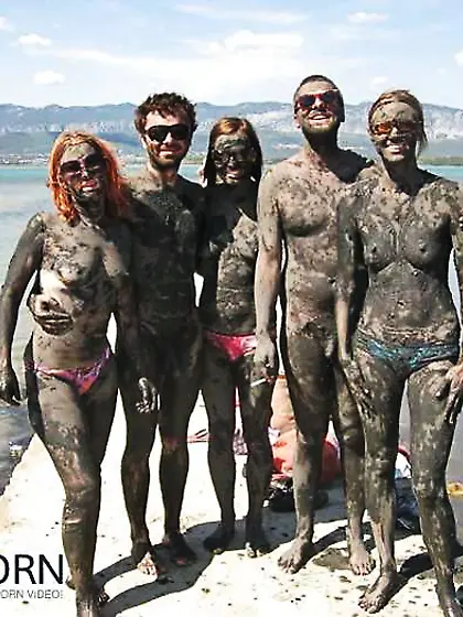 Nackte Titten und mehr am Strand...