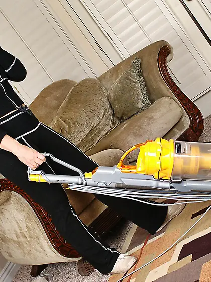 Four-eyed playful milf Linda Roberts knows how to use vacuum to