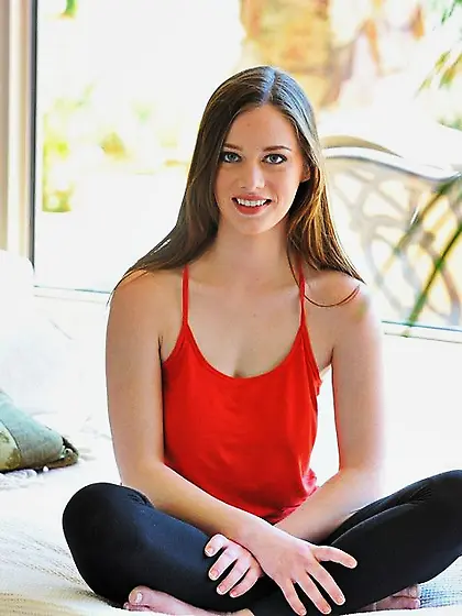 Busty hottie Natalie Moore loves yoga and looks insanely hot doi