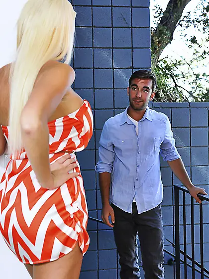 Bodacious bimbo gets visited by a skinny Casanova who munches on