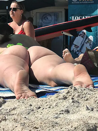 Candid voyeur creepshots from a beach