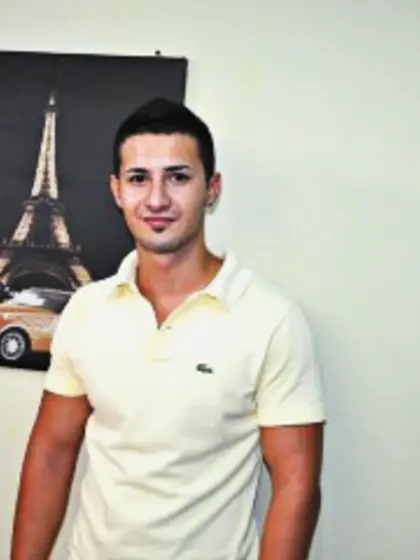 Brunette adonislovely perform close