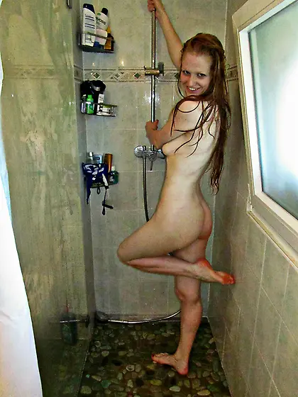 wannabe teen model melanie poses naked outdoors