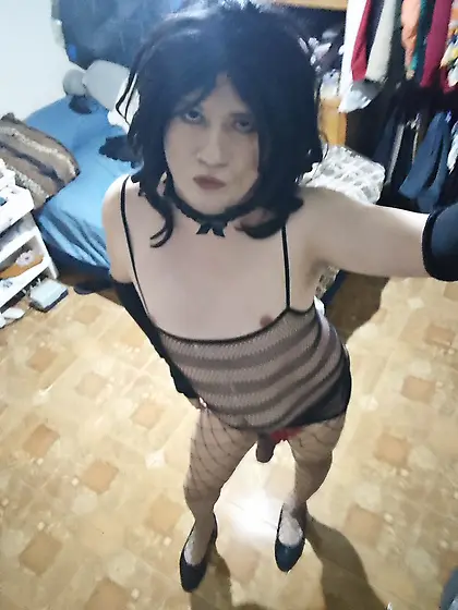 Sissy en busca de adopción en prostíbulo