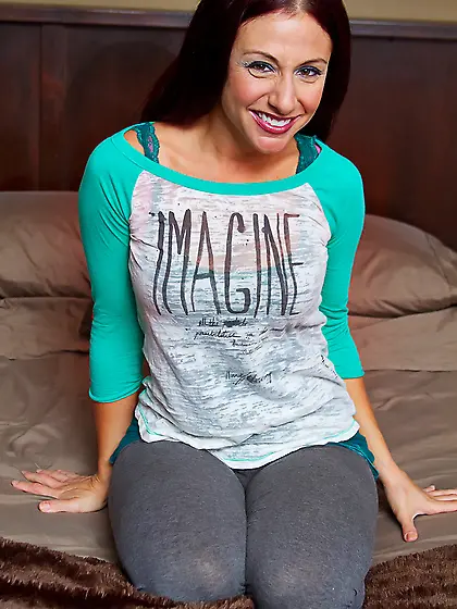 Amateur hussy removes pink lingerie to demonstrate her cute big