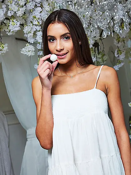 Brunette in sexy high heels wants to expose her tanned pussy