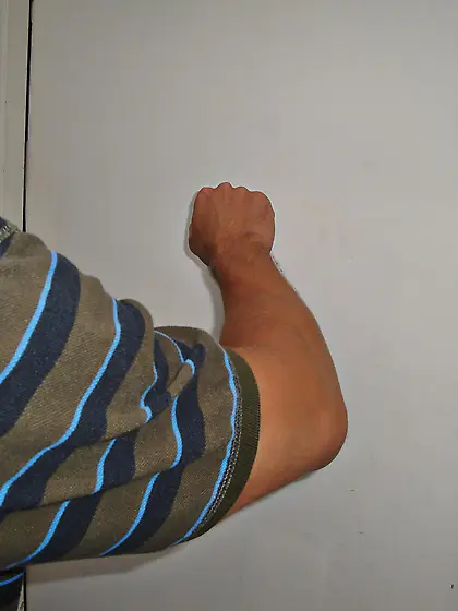 Dude makes a cutie lie down on her bed so that he could oil her