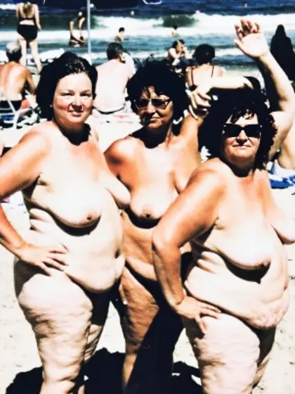 Dolly « nudist beach » no sunglasses