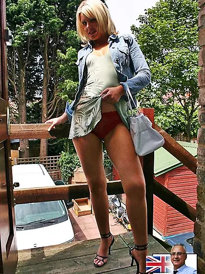 Good-looking blonde poses naked before taking old prick into ass