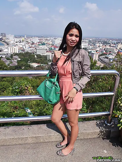 One cocktail and enticing Thai chick agrees to show guy her perk