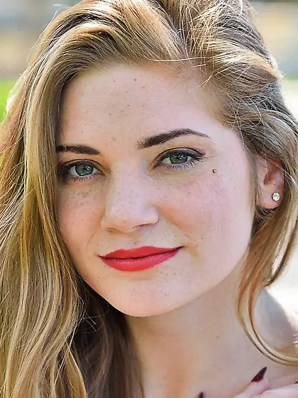 High heels babe displaying her bunghole and pussy while outdoors