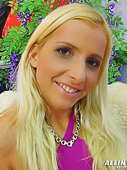 Blonde babe moans bare